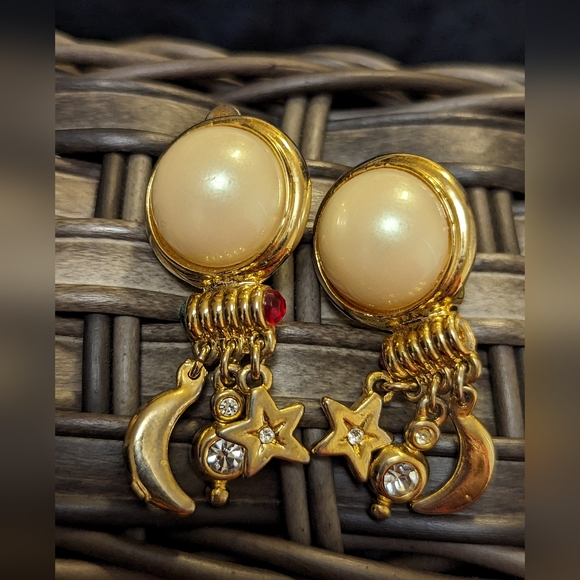 Vintage clip on faux pearl and gold dangle earrings COSTUME JEWELRY - Picture 1 of 9